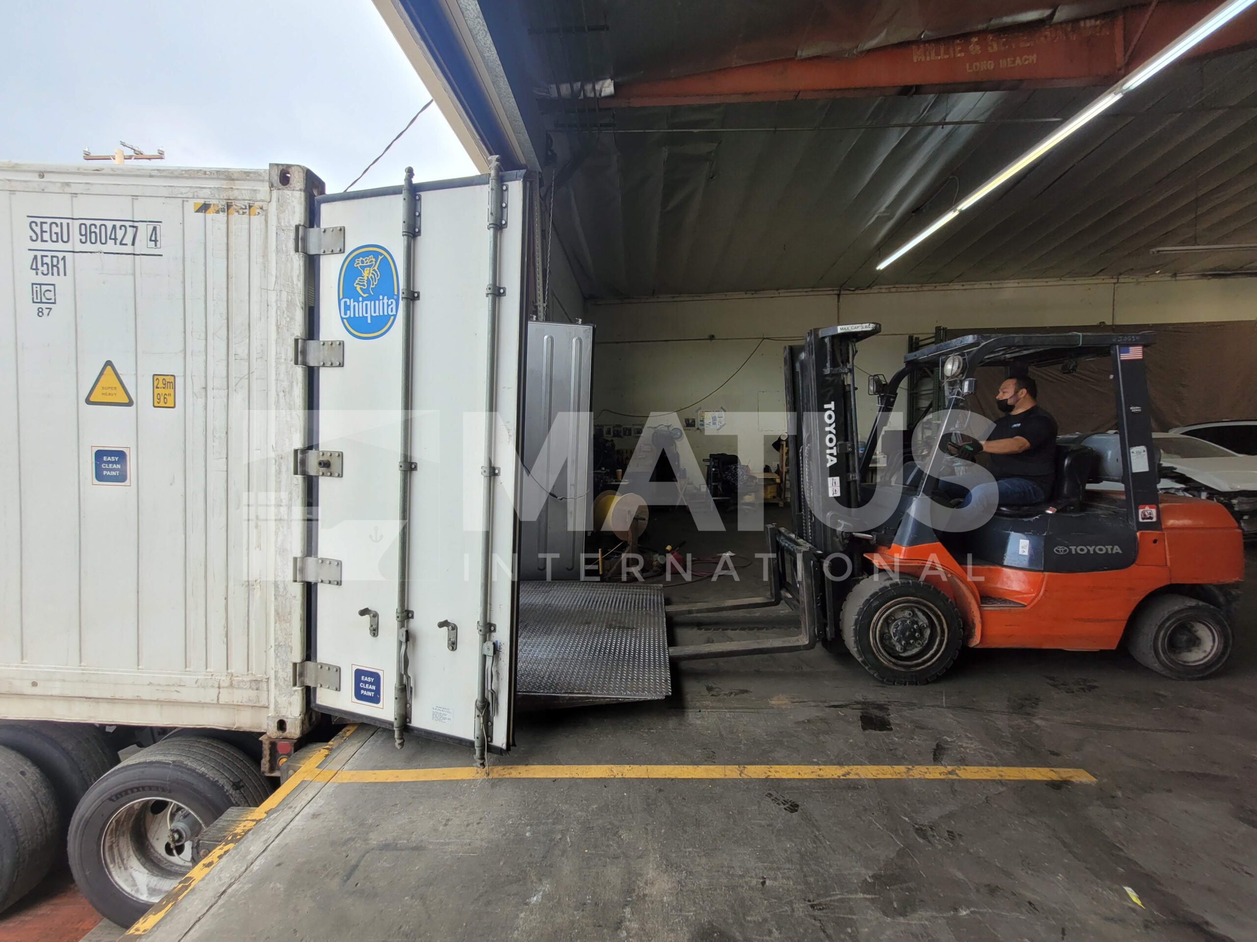 Carga de vehículos en contenedor utilizando montacargas en patio de exportación