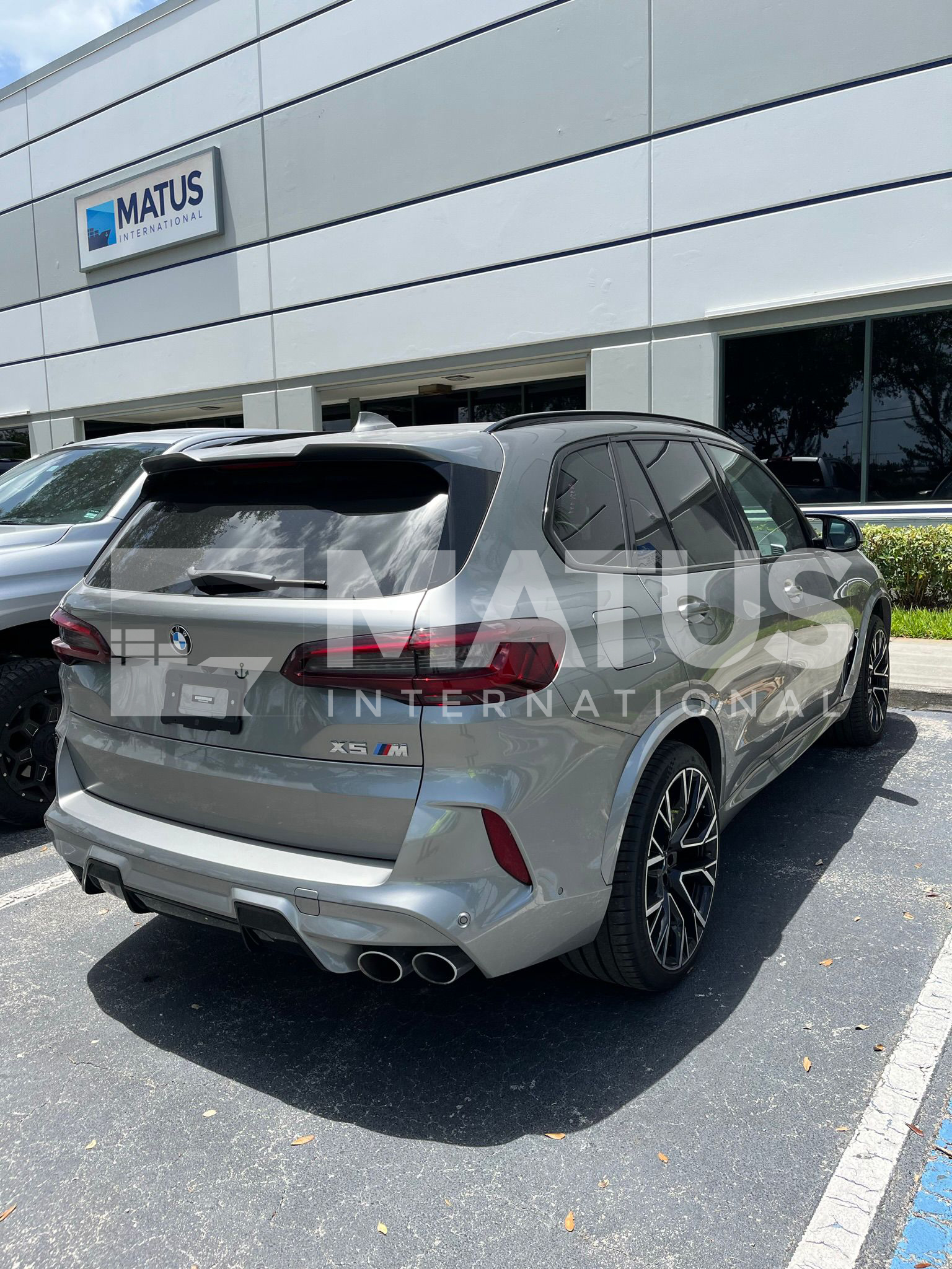 SUV preparada para operaciones comerciales.