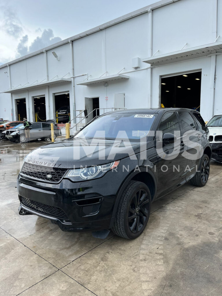 Inventario automotriz de SUVs importadas listas para comercialización en Centroamérica.