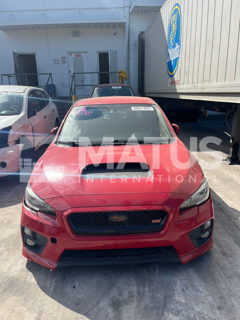 Vehículos en exhibición para compradores durante temporada alta de ventas automotrices.