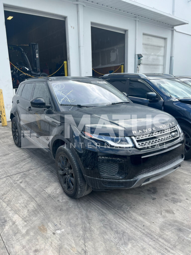 Vehículos en exhibición para compradores durante temporada alta de ventas automotrices.