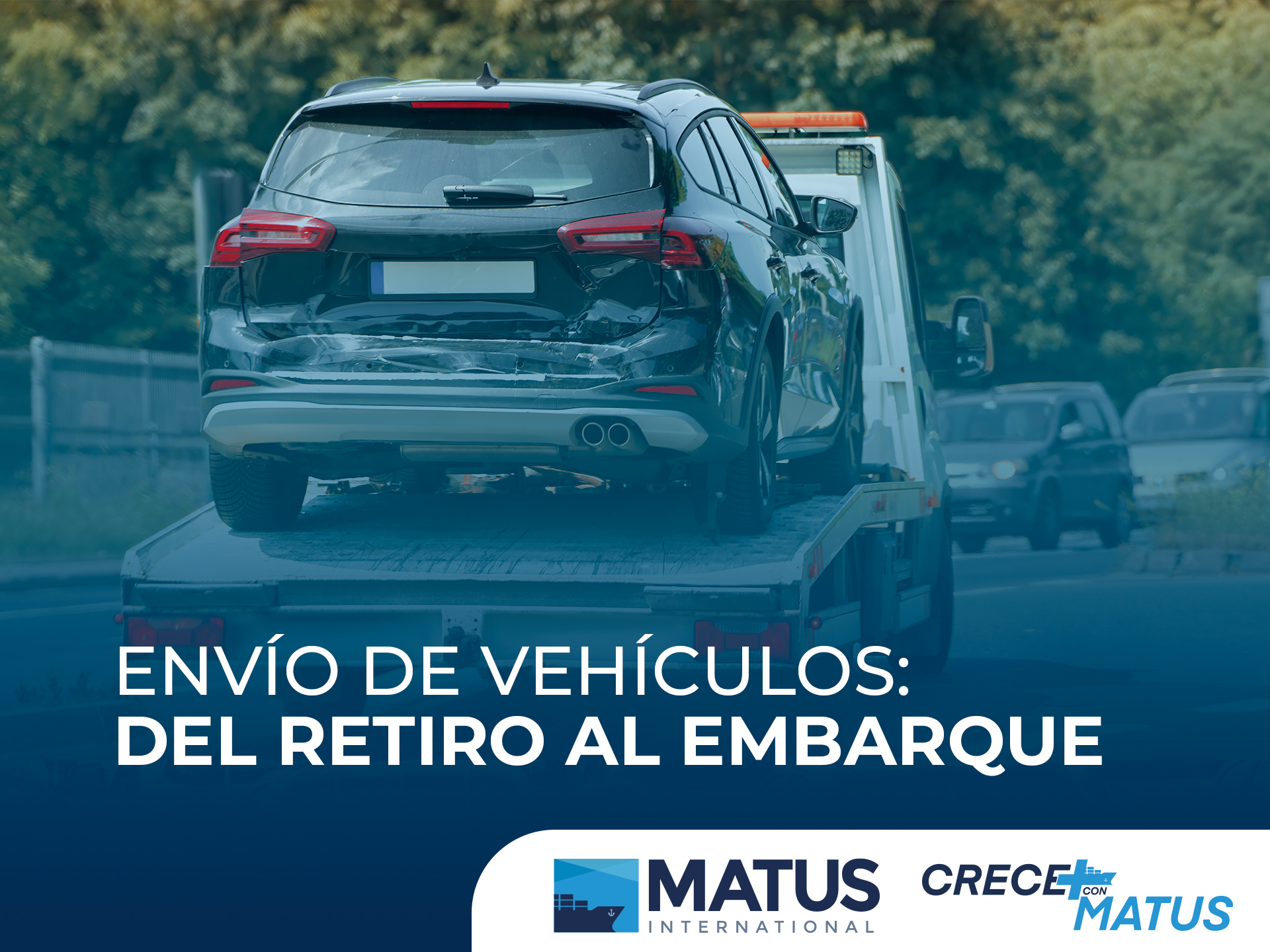 Vehículo siendo retirado en grúa como parte del proceso de envío de vehículos hasta el embarque