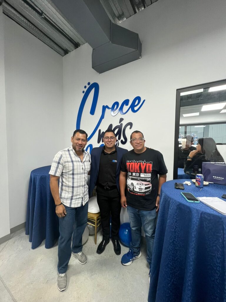 Importador profesional participando en reunión informativa sobre negocio de importación