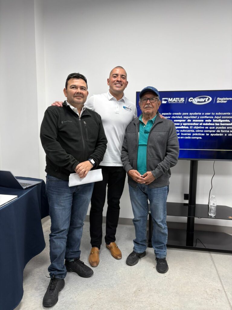 Importador profesional estableciendo relaciones en evento de importación de vehículos