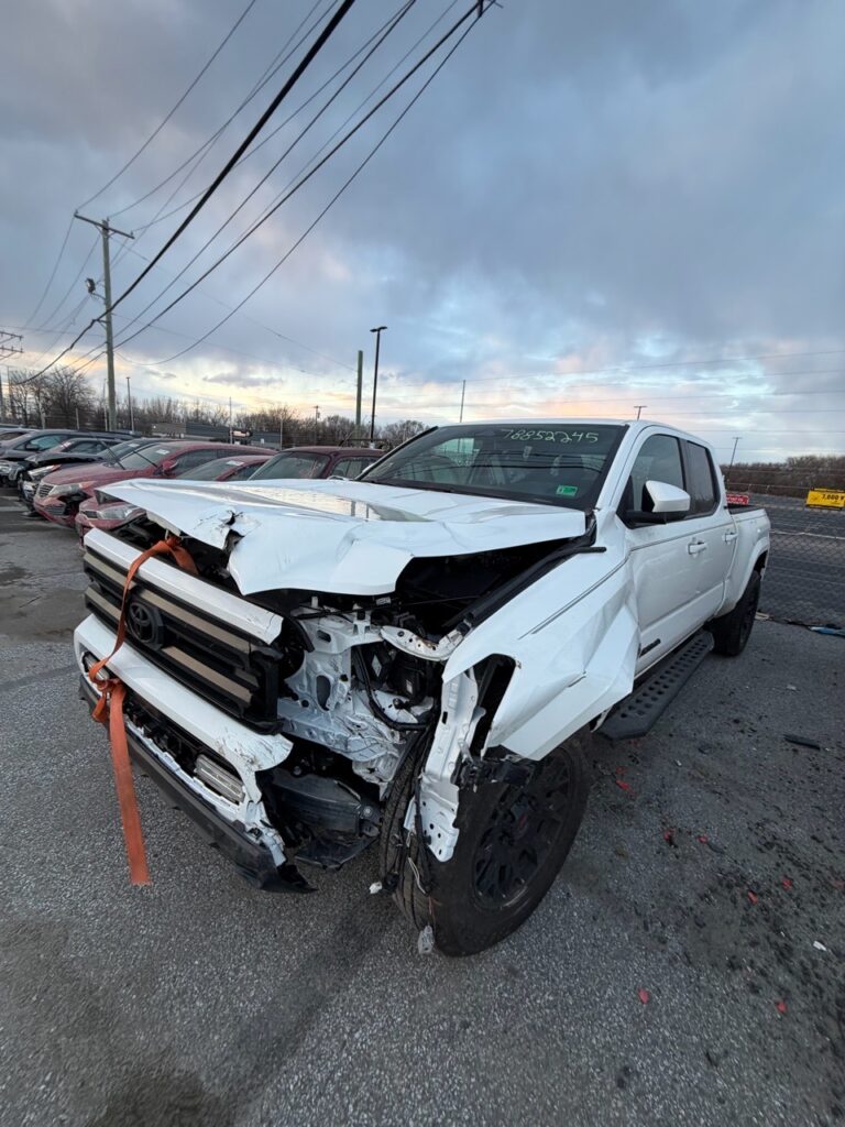 autos con choque frontal en subasta