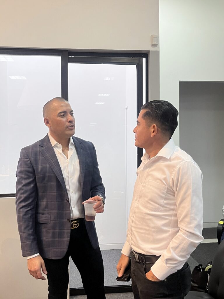 Importadores profesionales compartiendo experiencia en evento del sector automotriz