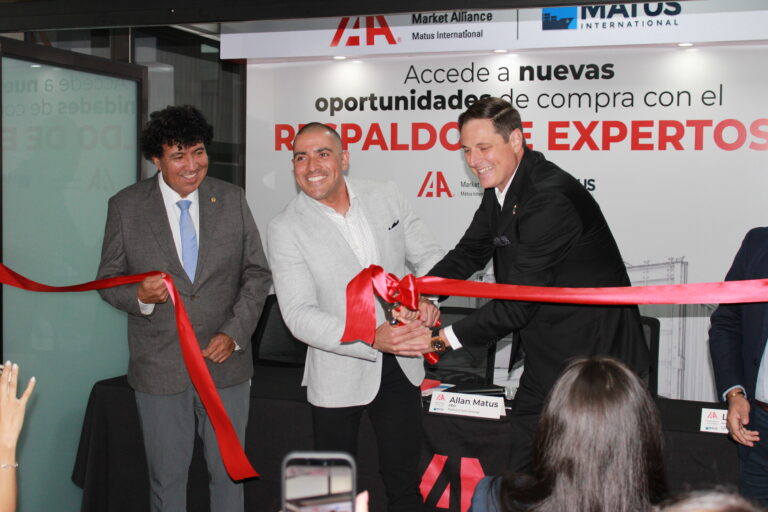 Fotografía oficial del lanzamiento de The Next Auction Era junto a representantes de Matus International, IAA e invitados.