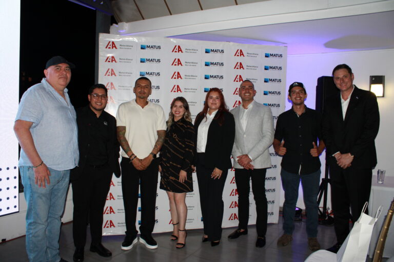 Empresarios e importadores comparten durante el evento oficial de Matus International e IAA.